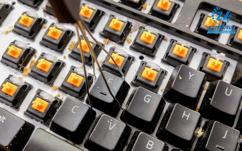 Tháo toàn bộ phím khỏi khung bàn phím